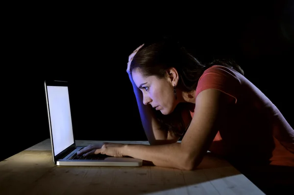 Jonge geconcentreerd freelance werknemer of student vrouw die werkt met computer laptop alleen 's avonds laat in stress studeren voor een examen — Stockfoto