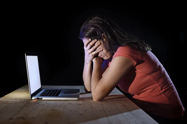 Operaia depressa o studentessa che lavora con il computer da sola a tarda notte sotto stress — Foto Stock