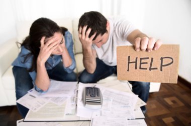 Evde kötü mali durumu stres yardım isteyen genç bir çift endişeli