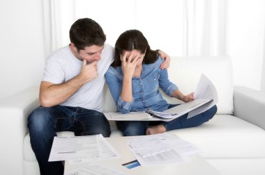 Genç çift evde stres hesap banka ödemeleri, endişeli 