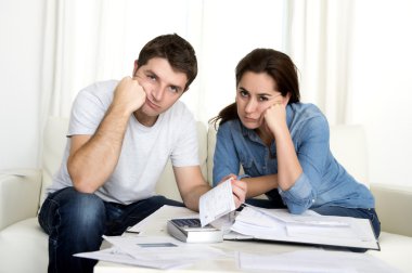 Genç çift evde stres hesap banka ödemeleri, endişeli 
