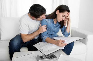 Endişeli karısı mali sorunları rahatlatıcı stres kocası evde genç Çift