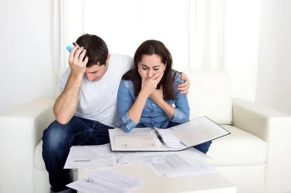 Jeune couple inquiet à la maison dans les paiements bancaires stress comptabilité — Photo