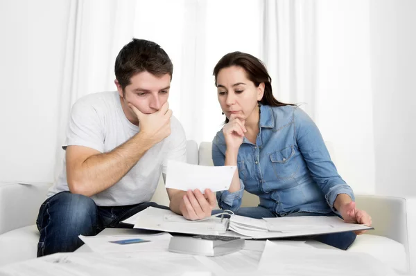 Jeune couple inquiet à la maison dans les paiements bancaires stress comptabilité — Photo