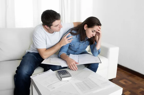 Pareja joven preocupada casa en estrés marido reconfortante esposa en problemas financieros —  Fotos de Stock