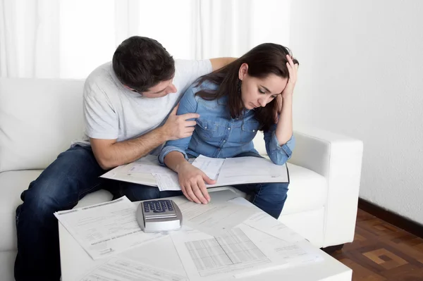 年轻夫妇担心的家中应力丈夫安慰妻子在金融问题 — 图库照片