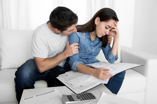 Casal jovem preocupado em casa em estresse marido reconfortante esposa em problemas financeiros — Fotografia de Stock