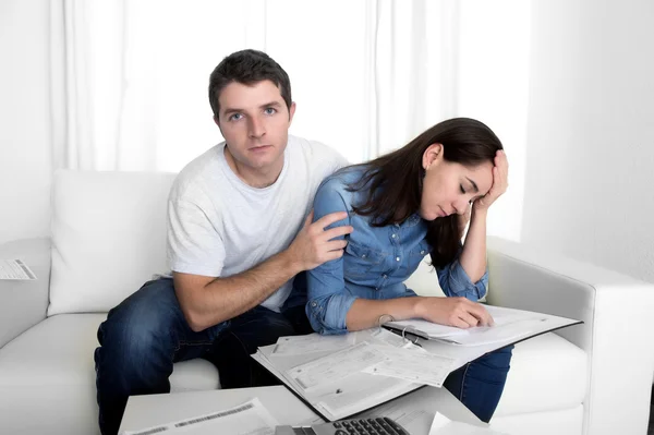 Casal jovem preocupado em casa em estresse marido reconfortante esposa em problemas financeiros — Fotografia de Stock