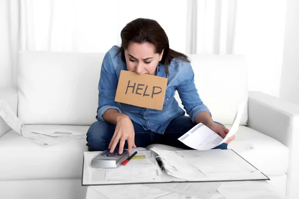 Jeune femme inquiète à la maison dans le stress comptable désespérée dans les problèmes financiers — Photo