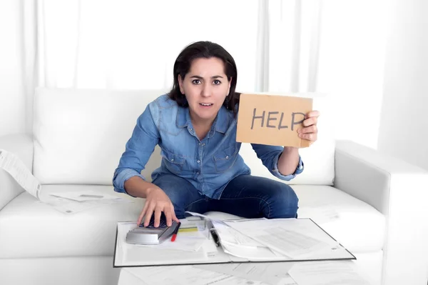 Jeune femme inquiète à la maison dans le stress comptable désespérée dans les problèmes financiers — Photo