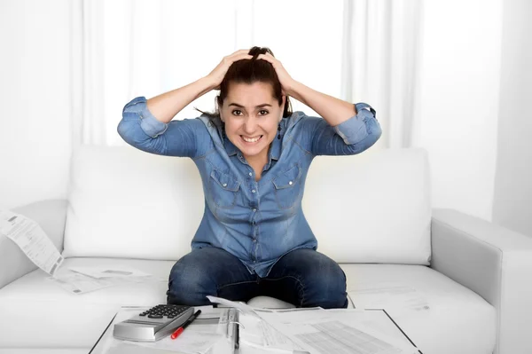 Jeune femme inquiète à la maison dans le stress comptable désespérée dans les problèmes financiers — Photo