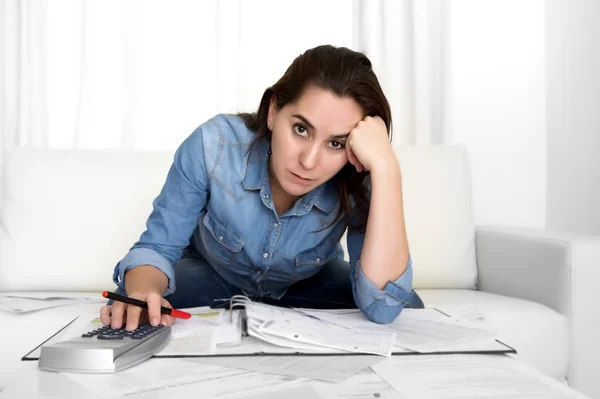 Jeune femme inquiète à la maison dans le stress comptable désespérée dans les problèmes financiers — Photo