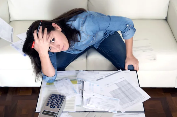 Jovem mulher preocupada em casa em contabilidade de estresse desesperado em problemas financeiros — Fotografia de Stock