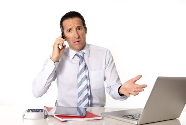 Kızgın üst düzey iş adamı çalışma ve umutsuz ve endişeli cep telefonu üzerinde konuşurken stres