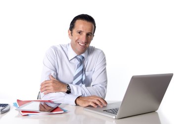 kendinden emin ve rahat görünümlü Ofis Masası, bilgisayarda çalışan 40-50 yaşında üst düzey iş adamı