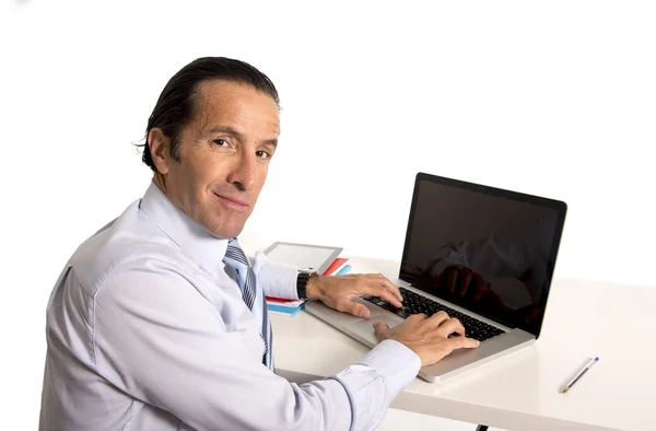 40-50 lat starszy biznesmen pracując na komputerze na biurko biuro poszukuje siebie i zrelaksowany — Zdjęcie stockowe