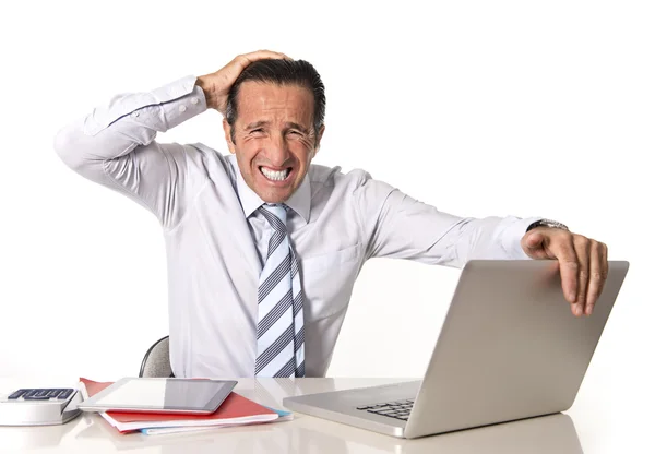 Empresário sênior desesperado em crise trabalhando no computador no escritório sob pressão — Fotografia de Stock