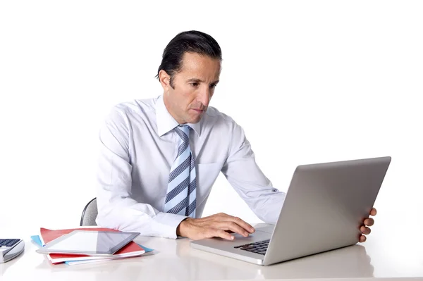 Senior confidente hombre de negocios que trabaja en escritorio de la oficina de la computadora aislado en fondo blanco — Foto de Stock