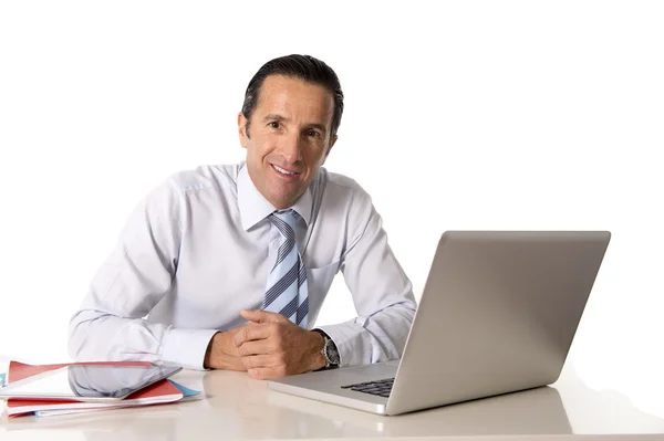 40 a 50 años de edad, hombre de negocios senior que trabaja en la computadora en el escritorio de la oficina buscando confiado y relajado — Foto de Stock