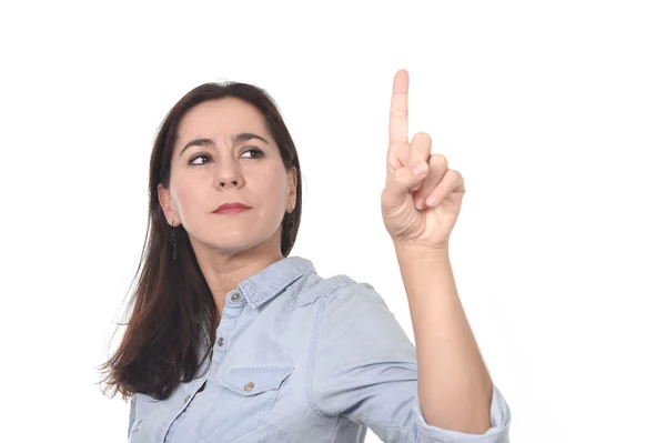 Hermosa mujer hispana señalando con el dedo en espacio de copia en blanco sonriendo confiado aislado — Foto de Stock