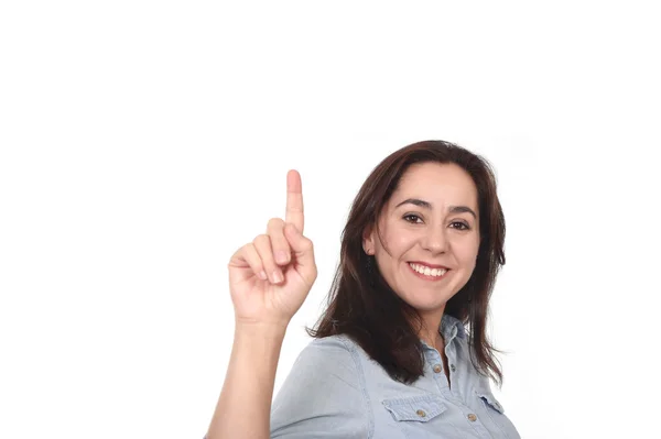 Gelukkig mooie Hispanic woman wijzend met vinger op lege kopie ruimte glimlachend vertrouwen geïsoleerd — Stockfoto