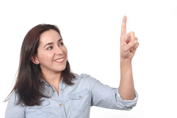 Gelukkig mooie Hispanic woman wijzend met vinger op lege kopie ruimte glimlachend vertrouwen geïsoleerd — Stockfoto