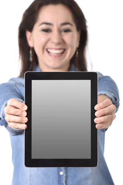 Glückliche hispanische Frau zeigt ein digitales Tablet-Pad, das ihren Handbildschirm als Kopierraum hält — Stockfoto