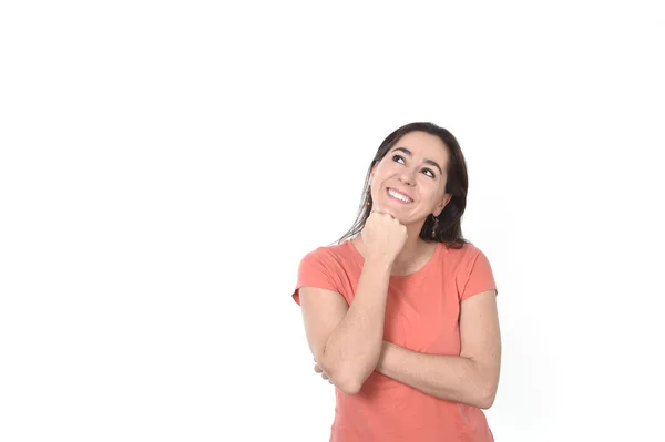 Felice donna ispanica pensiero premuroso e pensieroso e sognare guardando sorridente su spazio copia — Foto Stock