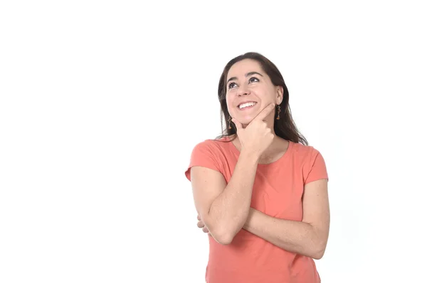 Mujer hispana feliz pensamiento reflexivo y pensativo y soñando mirando hacia arriba sonriendo en el espacio de copia — Foto de Stock