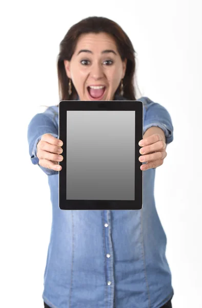 Mujer hispana feliz mostrando tableta digital sosteniendo en la pantalla de sus manos como espacio de copia — Foto de Stock