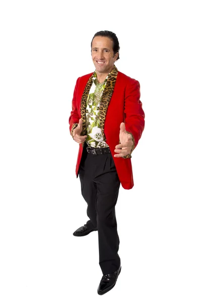 Engraçado ancinho playboy e bon vivant maduro homem vestindo vermelho cassino jaqueta e havaiano camisa de pé feliz posando gigolo tanto — Fotografia de Stock
