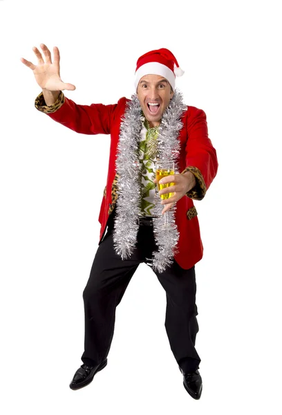 Счастливый пьяный грабитель старший бизнесмен в шампанском Рождественские тосты на работе в шляпе Санты — стоковое фото