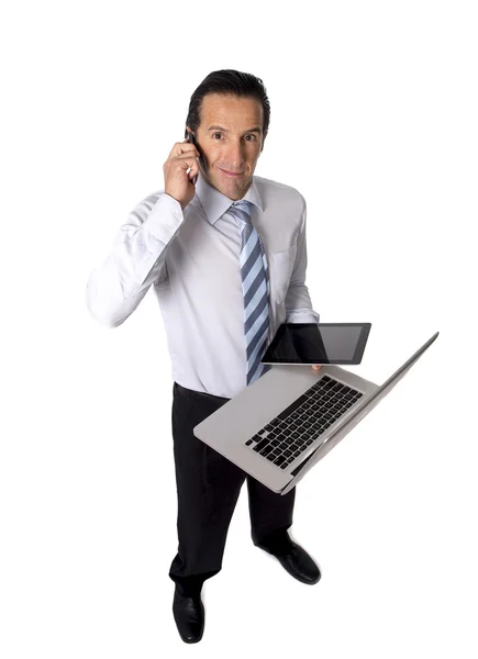 Перегруженный старший бизнесмен многозадачность с компьютером, цифровым планшетом и мобильным телефоном в стрессе — стоковое фото