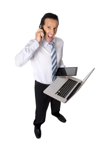Перегруженный старший бизнесмен многозадачность с компьютером, цифровым планшетом и мобильным телефоном в стрессе — стоковое фото