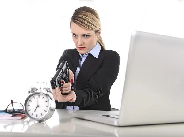 Furiosa mujer de negocios enojada trabajando apuntando arma a despertador dentro del concepto fuera de tiempo — Foto de Stock