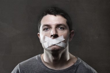 Onu konuşmaktan önlemek için çekici genç adamla koli bandı üzerinde mühürlü ağız