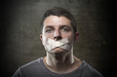 Onu konuşmaktan önlemek için çekici genç adamla koli bandı üzerinde mühürlü ağız