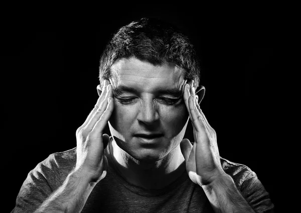 Homme souffrant de migraine et de maux de tête dans une douleur désespérée se sentir malade avec les mains sur le tempo — Photo