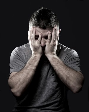 adam migren ve baş ağrısı elleri yüzünde olan hasta stres acı