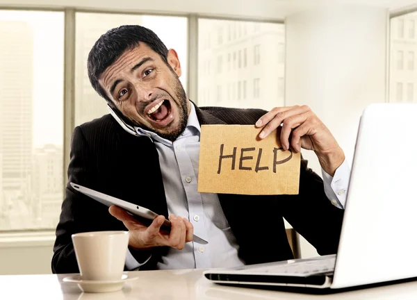 Podnikatel v napětí drží pomoc znamení multitasking zavaleni v podnikání okresního úřadu — Stock fotografie