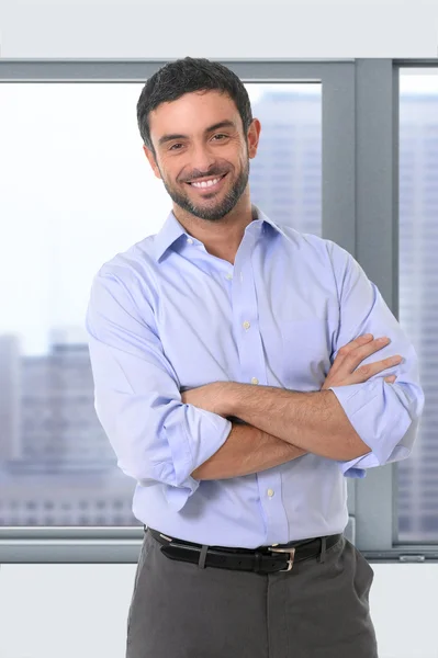 Jovem homem de negócios atraente em pé no retrato corporativo — Fotografia de Stock