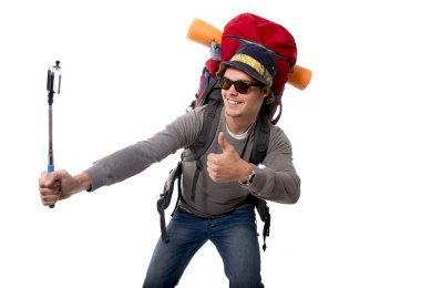 Genç atractive Gezgin backpacker selfie sırt çantası taşıyan sopa ile maceraya hazır fotoğrafta