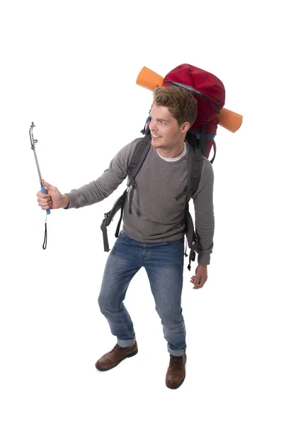 年轻吸引旅客背包客合影拍照用棍子背着背包准备冒险 — 图库照片