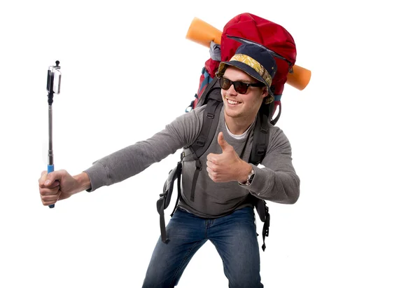 Młoda atrakcyjna podróżnik backpacker biorąc selfie zdjęcie z kijem noszenie plecaka gotowy na przygodę — Zdjęcie stockowe