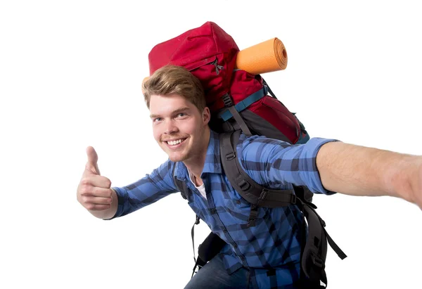 Fiatal, vonzó hátizsákos turista véve selfie fotó könyv hátizsák kész az utazás — Stock Fotó