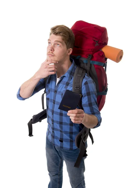 Joven mochilero turista celebración pasaporte llevar mochila pensando en el destino de viaje —  Fotos de Stock