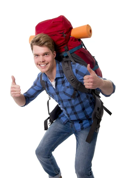 Jovem mochileiro turista dando polegares para cima levando mochila pronta para viajar — Fotografia de Stock