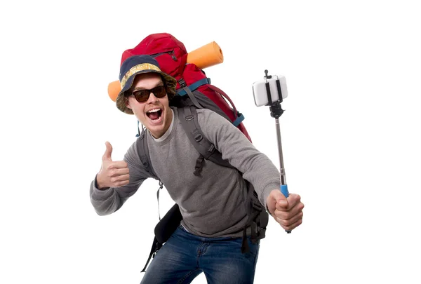 Joven viajero mochilero tomando foto selfie con palo llevar mochila listo para la aventura —  Fotos de Stock