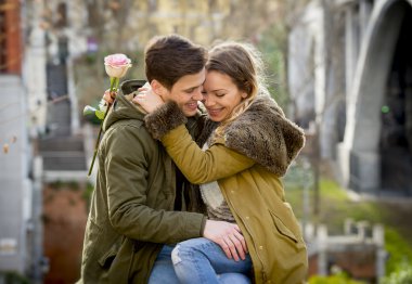Gül sokak sokak Şehir Parkı üzerinde oturan tutku ile Sevgililer günü kutlama öpüşme aşık Çift