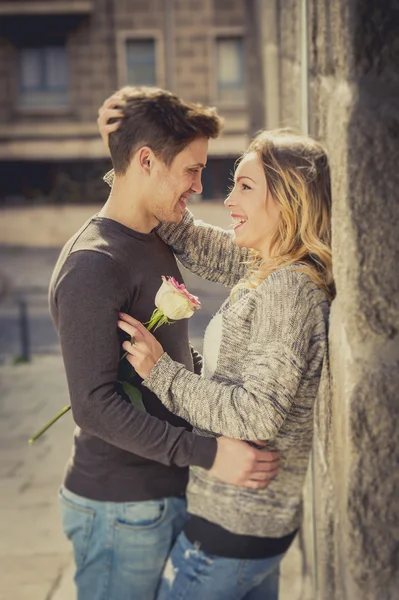 Piękna para zakochani całują się na ulicy aleja obchodzi Walentynki — Zdjęcie stockowe